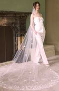 Load image into Gallery viewer, woman wearing hayze bridal jasmine veil