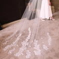 Load image into Gallery viewer, woman wearing hayze bridal leaf veil