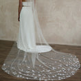 Load image into Gallery viewer, woman wearing hayze bridal petal veil