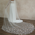 Load image into Gallery viewer, woman wearing hayze bridal petal veil