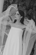 Load image into Gallery viewer, bride wearing Amarnam puglia pearl bridal earrings