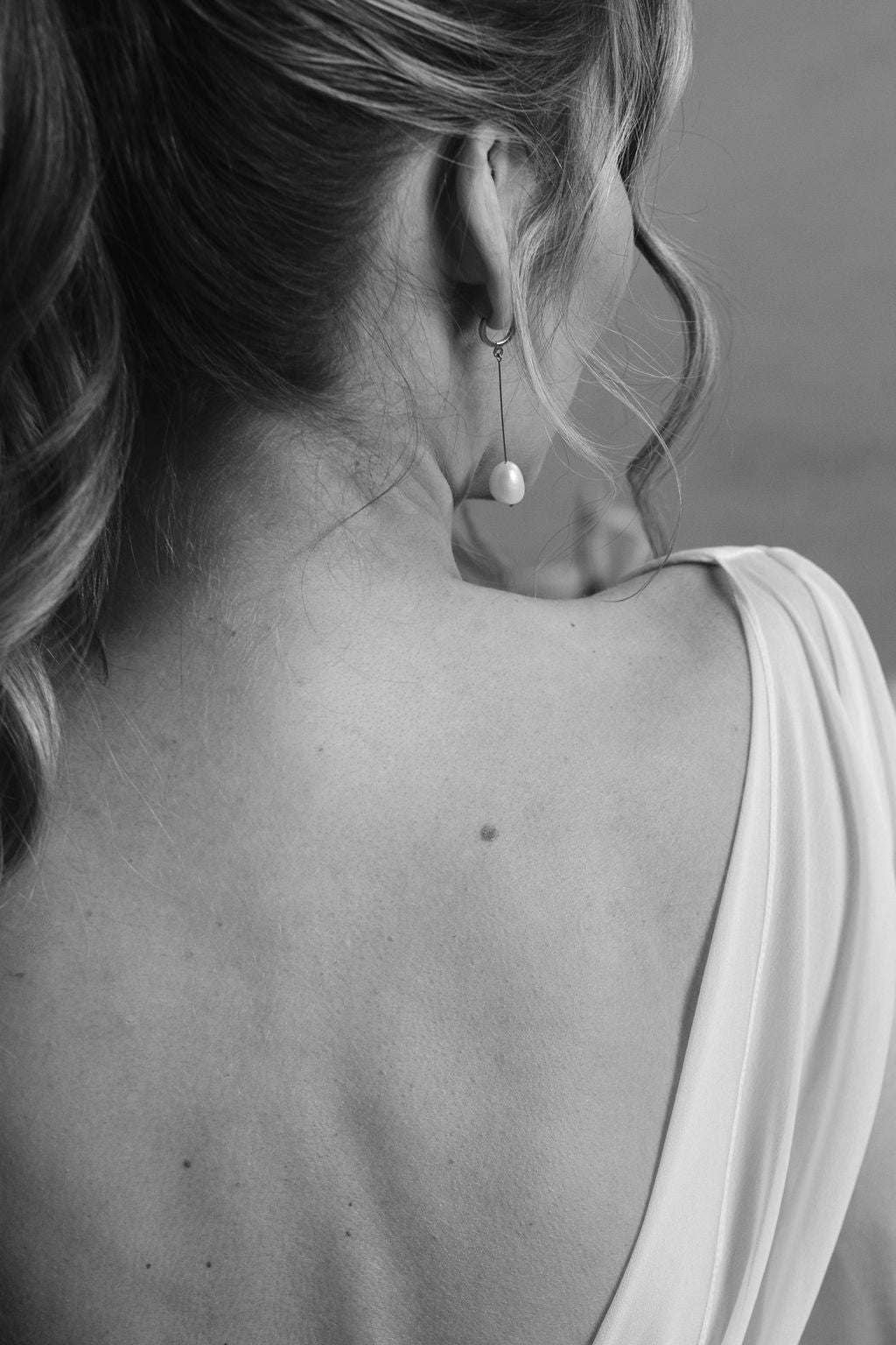 bride wearing Amarnam pearl bridal earrings