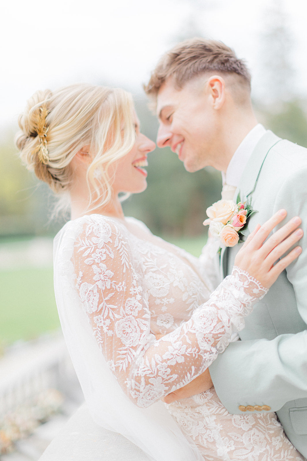 bride wearing Amarnam bridal hair comb ble no.6