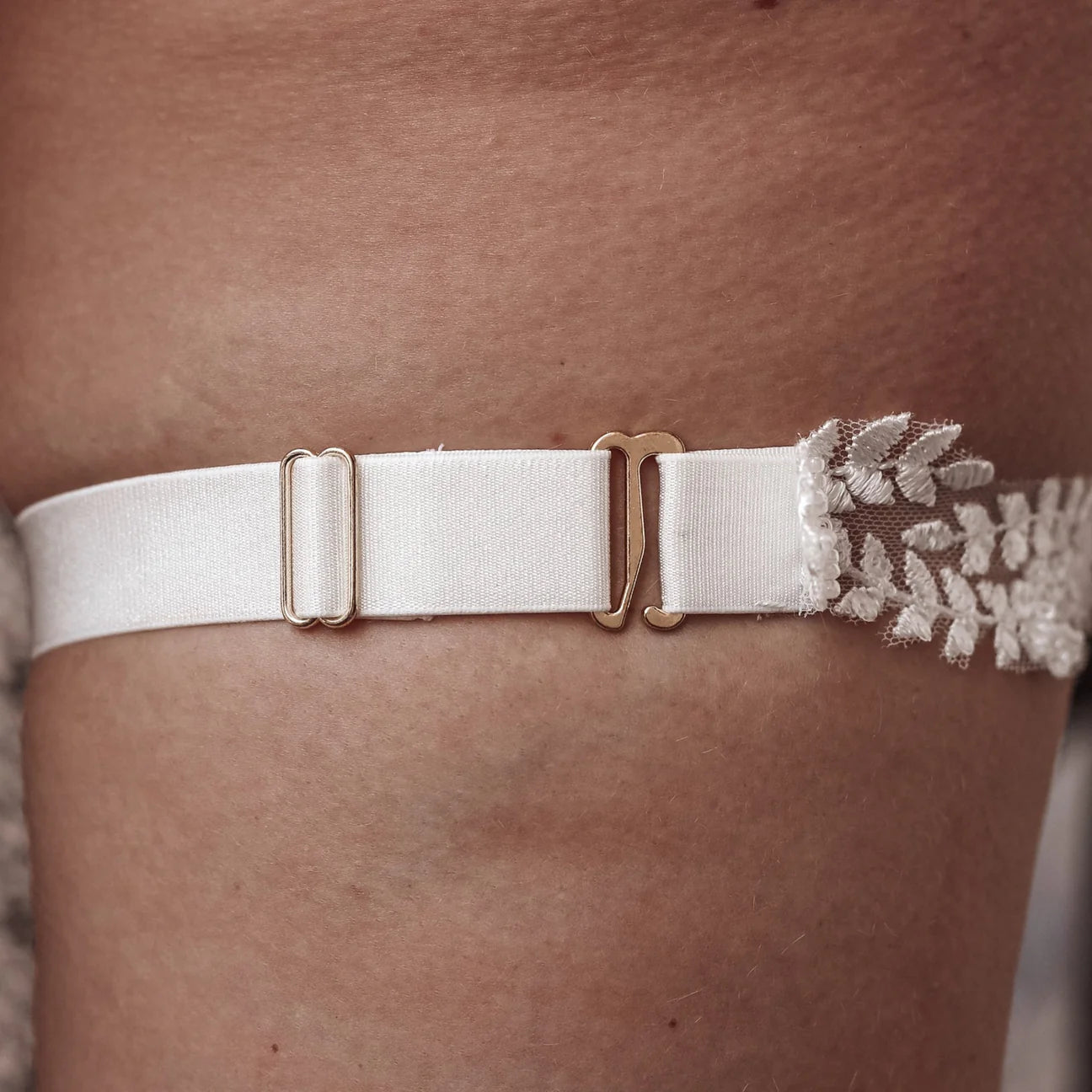 woman wearing hayze bridal lace garter