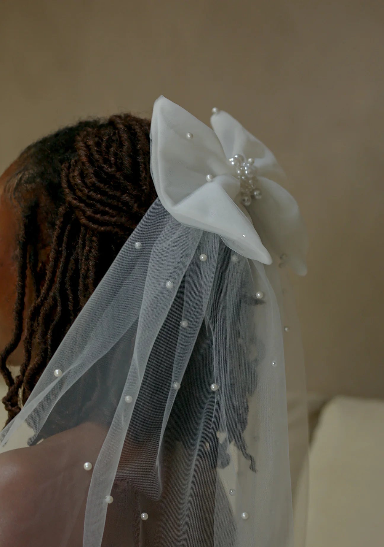 woman wearing hayze bridal scatter hair bow