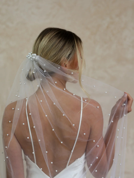 woman wearing hayze bridal scatter pearl veil