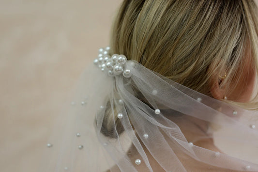 woman wearing hayze bridal scatter pearl veil