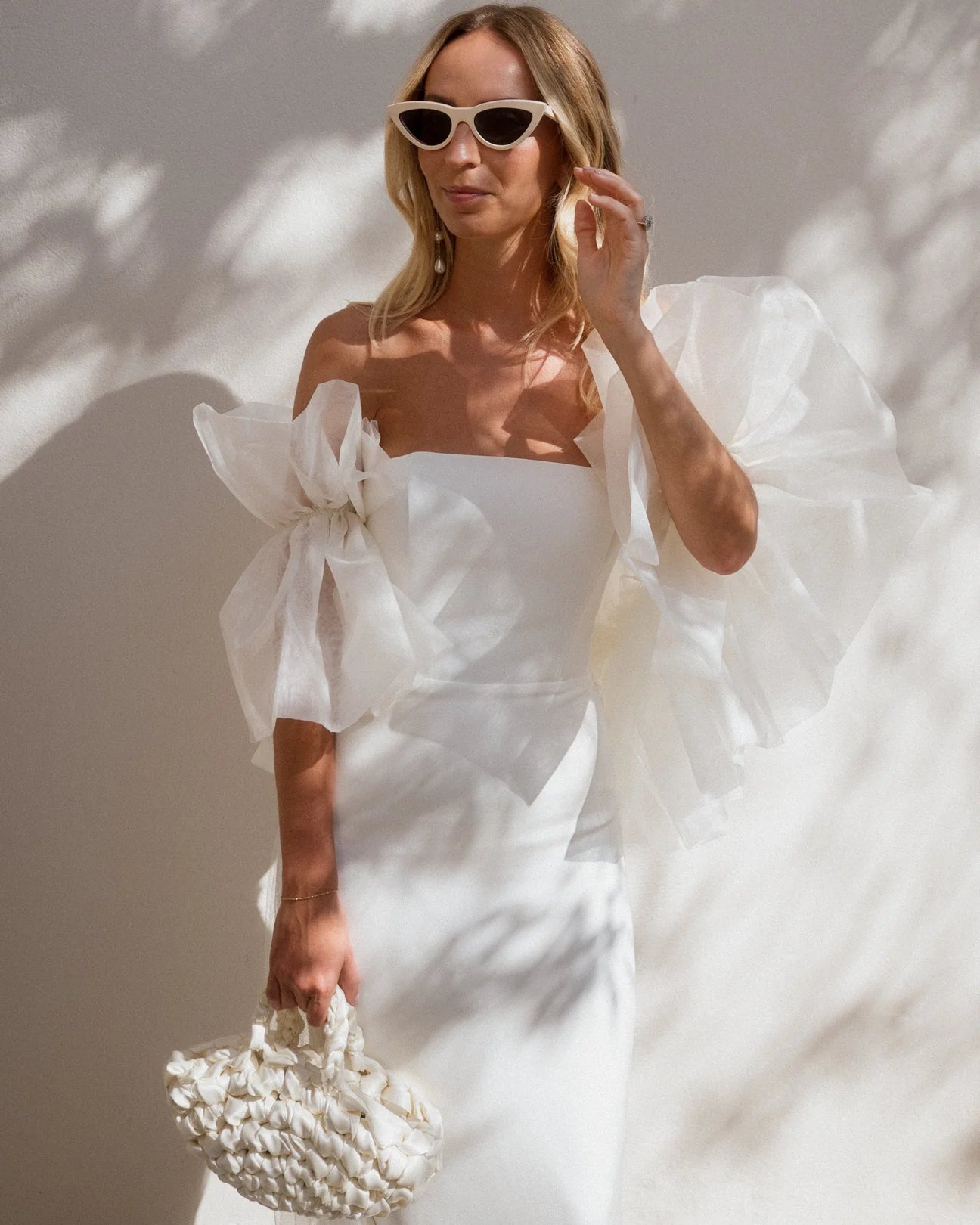 bride weaing nest handbag in white