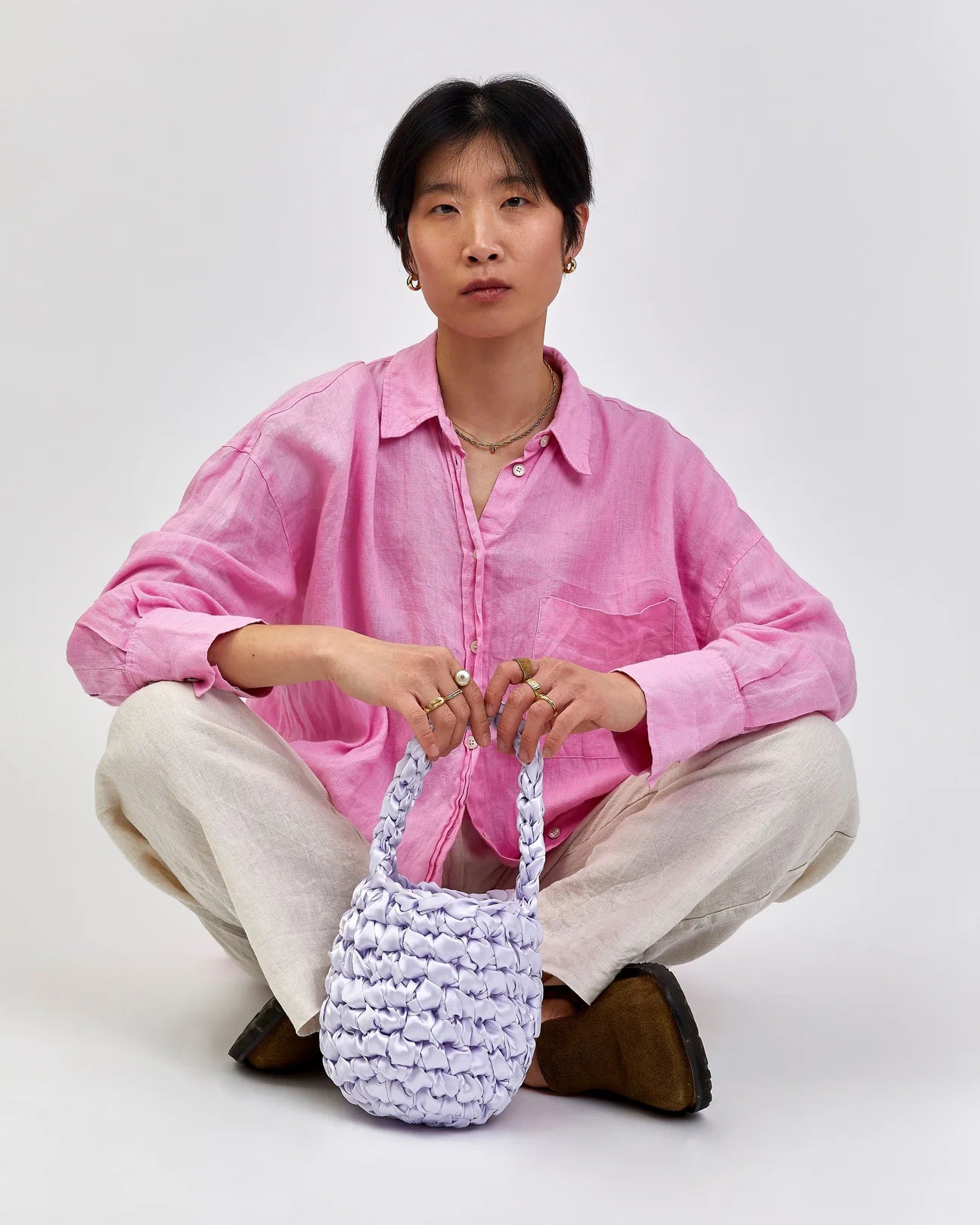 woman wearing hive handbag in parma violet