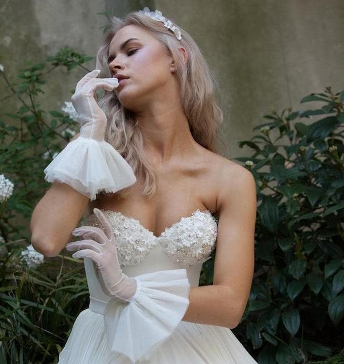bride wearing Cornelia James bridal gloves