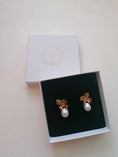 Load image into Gallery viewer, Amarnam pearl bridal earrings
