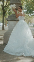 Load and play video in Gallery viewer, bride wearing Amarnam puglia pearl bridal earrings
