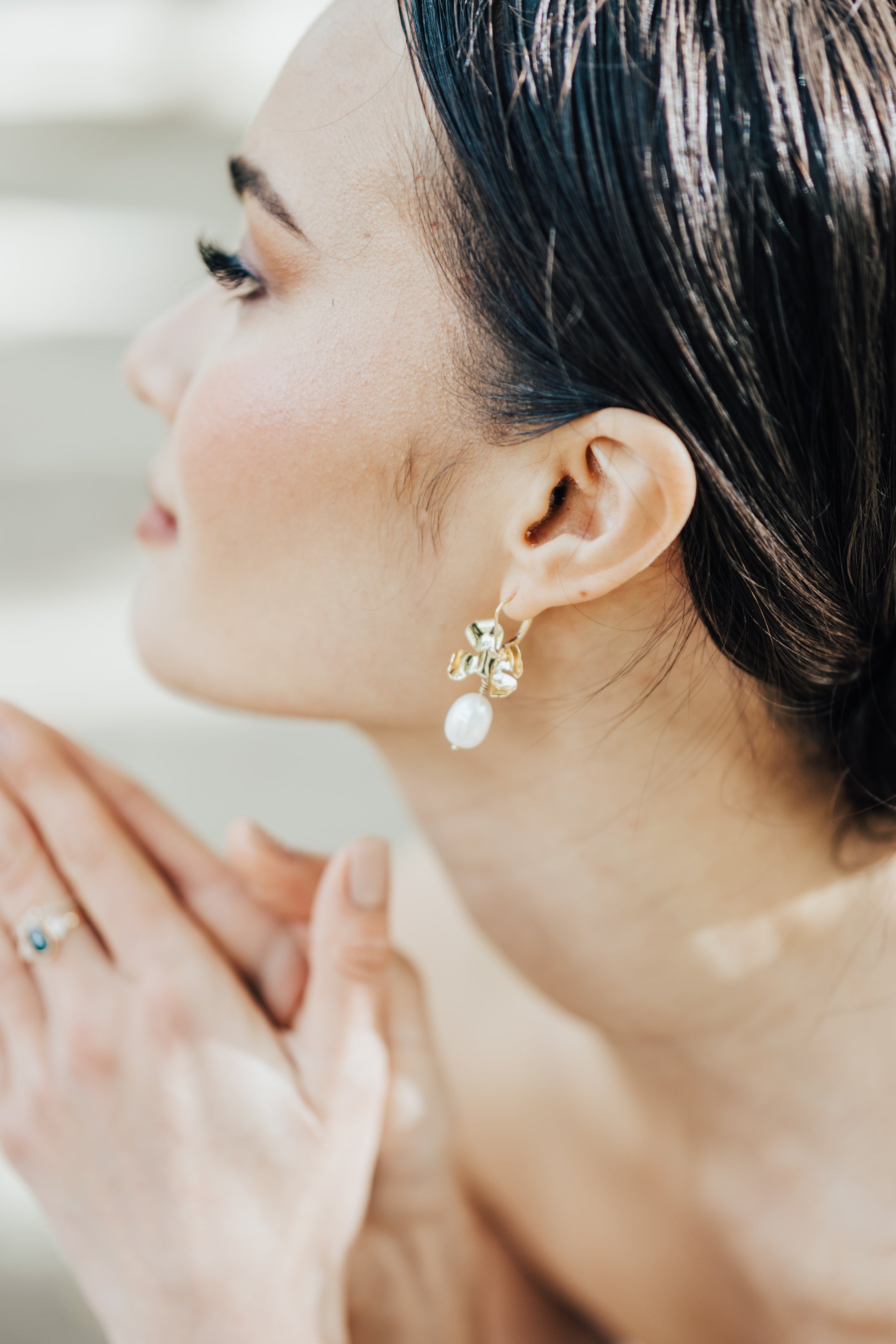 bride wearing Amarnam puglia pearl bridal earrings