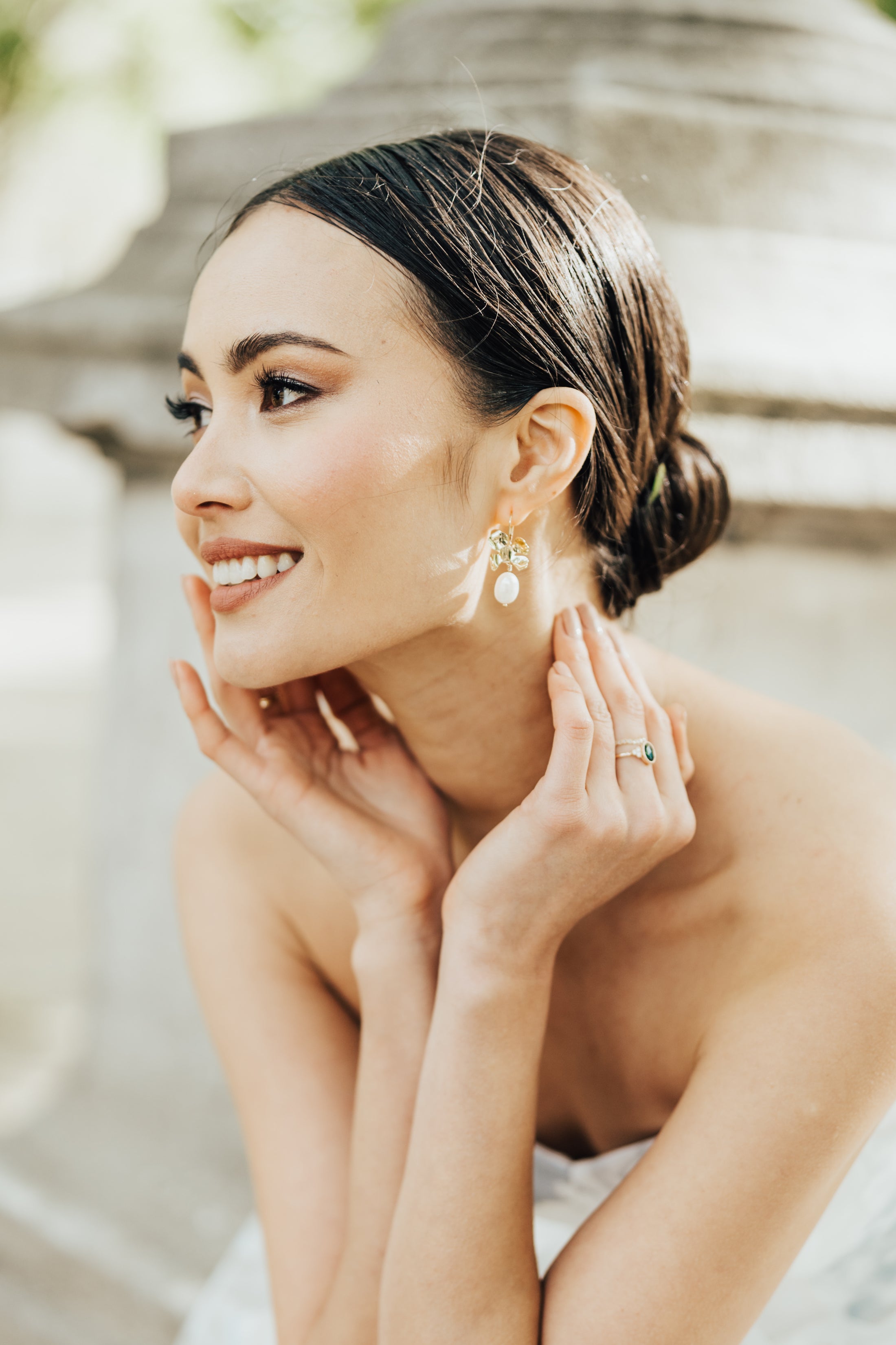 bride wearing Amarnam puglia pearl bridal earrings
