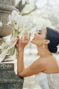 Load image into Gallery viewer, bride wearing Amarnam puglia pearl bridal earrings
