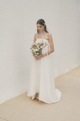 Load image into Gallery viewer, bride wearing Amarnam puglia pearl bridal earrings
