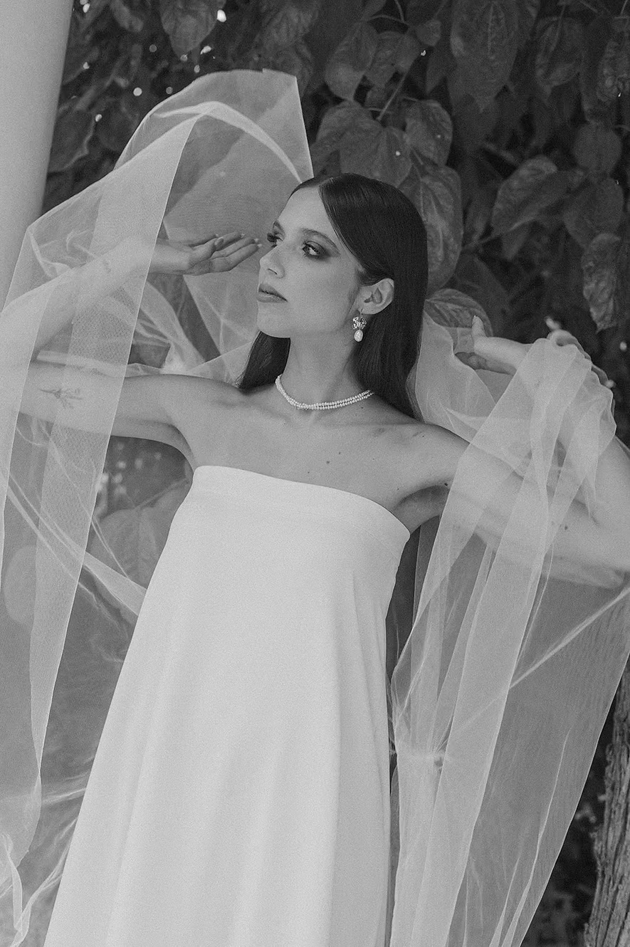 bride wearing Amarnam puglia pearl bridal earrings