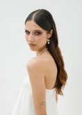 Load image into Gallery viewer, bride wearing Amarnam puglia pearl bridal earrings
